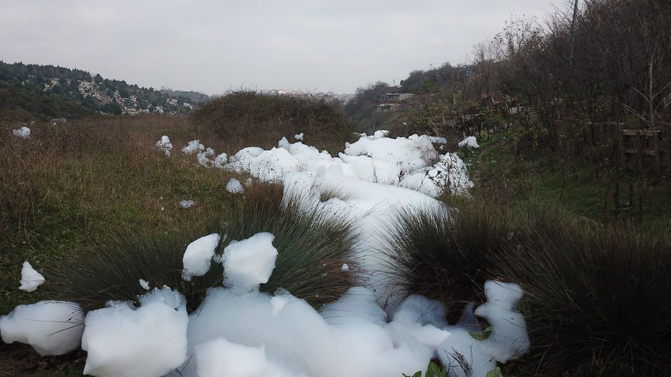 İstanbul'da şaşırtan görüntü! Mahalleyi köpük kapladı
