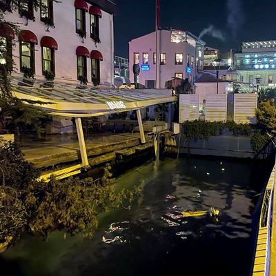 İstanbul'da bir mekanın iskelesi çöktü