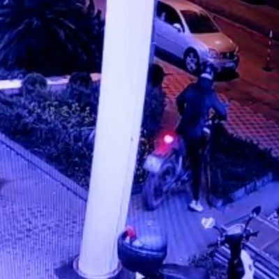 O an kamerada! 5 saniyede motosiklet hırsızlığı!