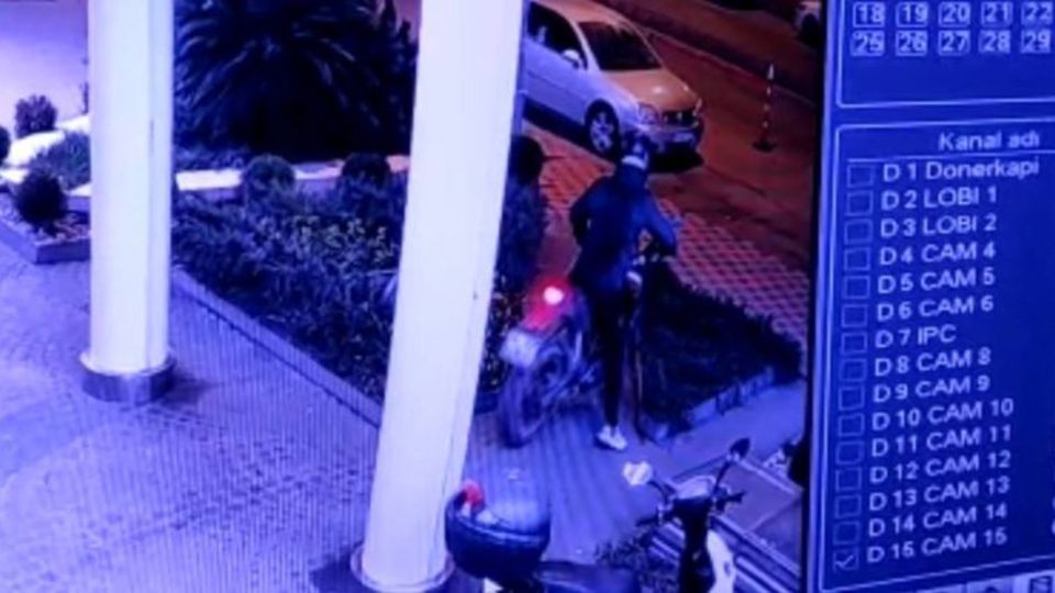 O an kamerada! 5 saniyede motosiklet hırsızlığı!