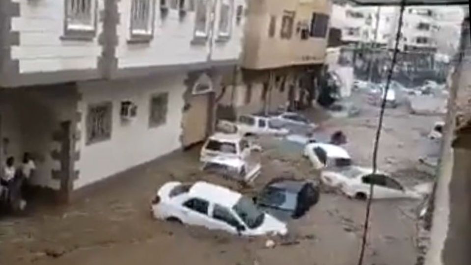 Mekke'de şiddetli yağış sele neden oldu