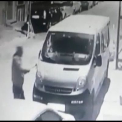 Karısını dövdü, kayınpederinin aracına baltayla saldırdı!