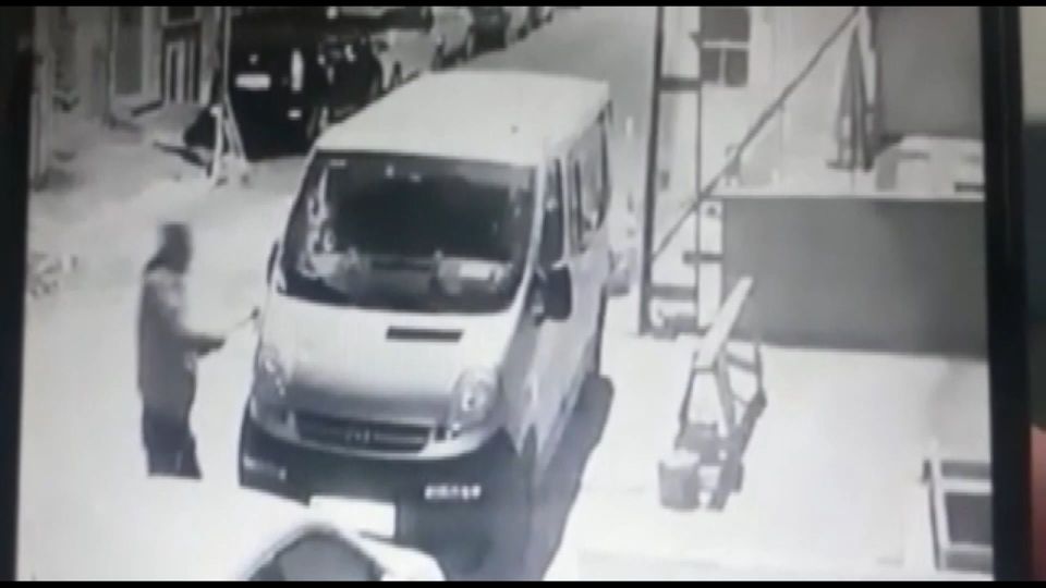 Karısını dövdü, kayınpederinin aracına baltayla saldırdı!