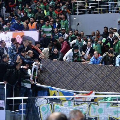 Basketbol maçında tribün çöktü: 27 yaralı