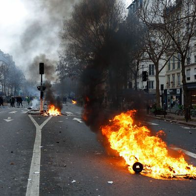 Paris sokakları karıştı