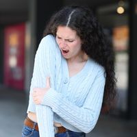 Dirseğimizi vurduğumuzda neden elektrik çarpmış gibi hissederiz?