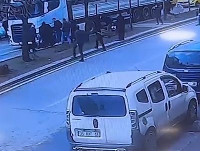 Yolun karşısına geçmeye çalışan yaşlı çifte TIR çarptı!