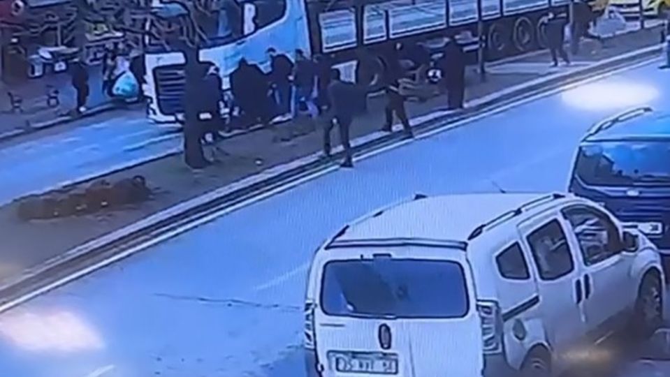 Yolun karşısına geçmeye çalışan yaşlı çifte TIR çarptı!