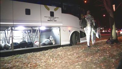 Harris'in evinin önüne otobüs dolusu göçmen bırakıldı