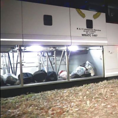 Harris'in evinin önüne otobüs dolusu göçmen bırakıldı