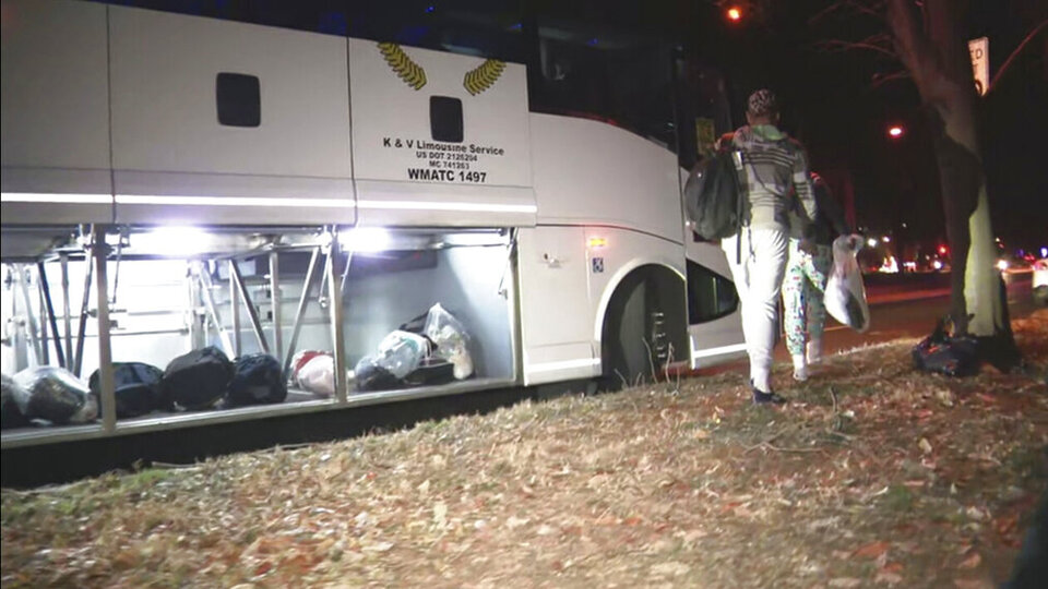 Harris'in evinin önüne otobüs dolusu göçmen bırakıldı