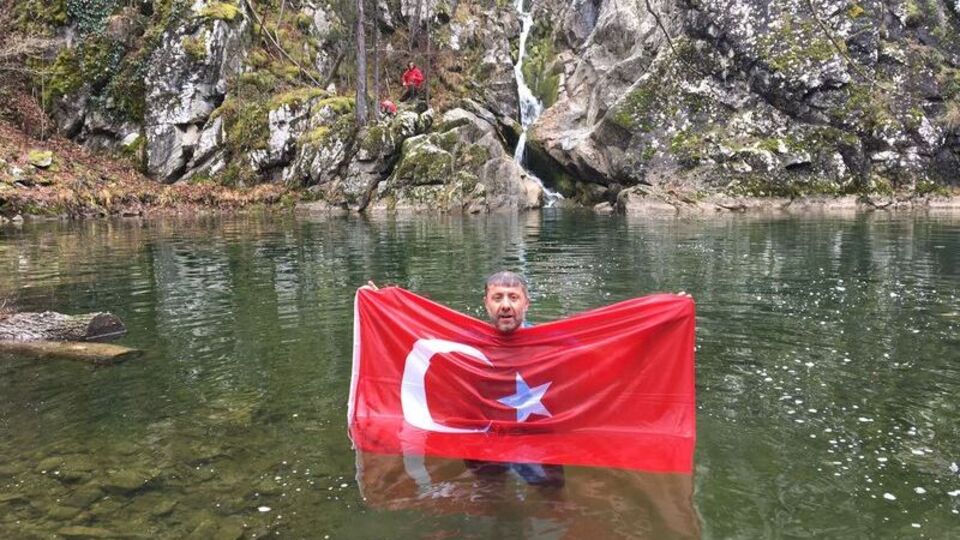 Taşköprü'de soğuğa aldırış etmeden şelalede yüzdü