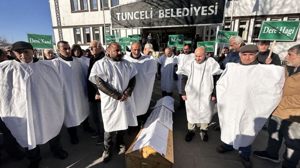 Çöp tesisi karşıtı köylülerden kefenli-tabutlu protesto