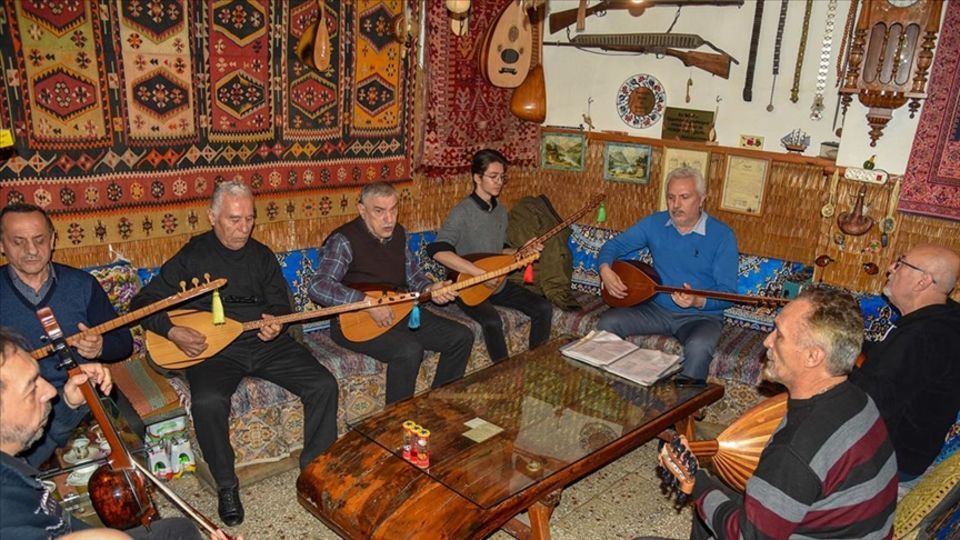 Bağlama eşliğinde demli çay