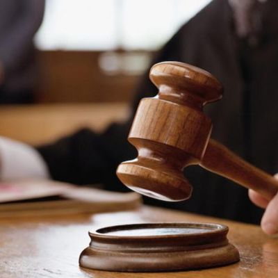 Bebeğini pencereden atan annenin cezası belli oldu!