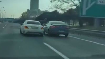 Trafikte araçlarını birbirlerinin üzerine sürdüler!