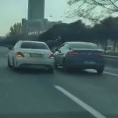 Trafikte araçlarını birbirlerinin üzerine sürdüler!