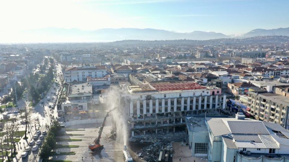 Sakarya'nın simgelerinden Hilmi Kayın İş Merkezi yıkılıyor