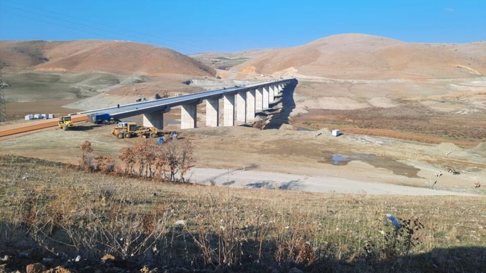 Tunceli'de 4 ilçenin beklediği köprüde sona gelindi