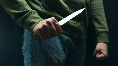 İşe gitmemek için kendini bıçakladı