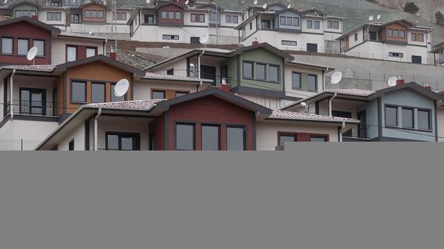 Yusufeli'nde evleri su altında kalacak köylüler taşınmaya başladı