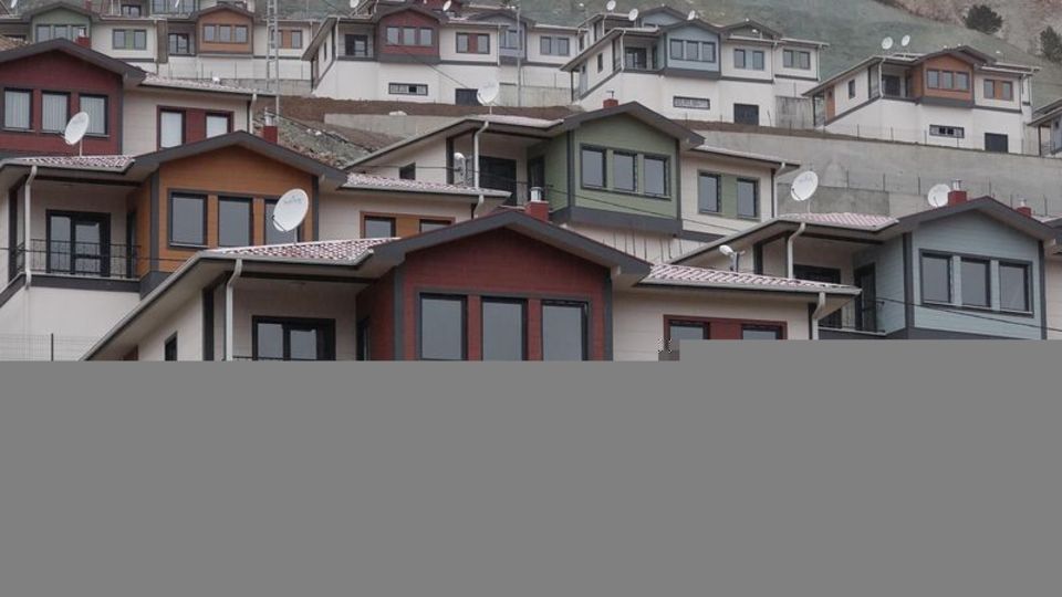 Yusufeli'nde evleri su altında kalacak köylüler taşınmaya başladı