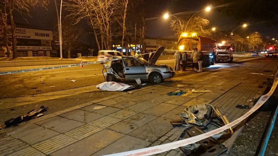 Ankara'da feci kaza: 2 ölü, 1'i ağır 3 yaralı