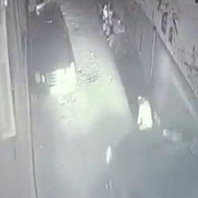 Yolda yürürken düştü! Otomobil üzerinden geçti!