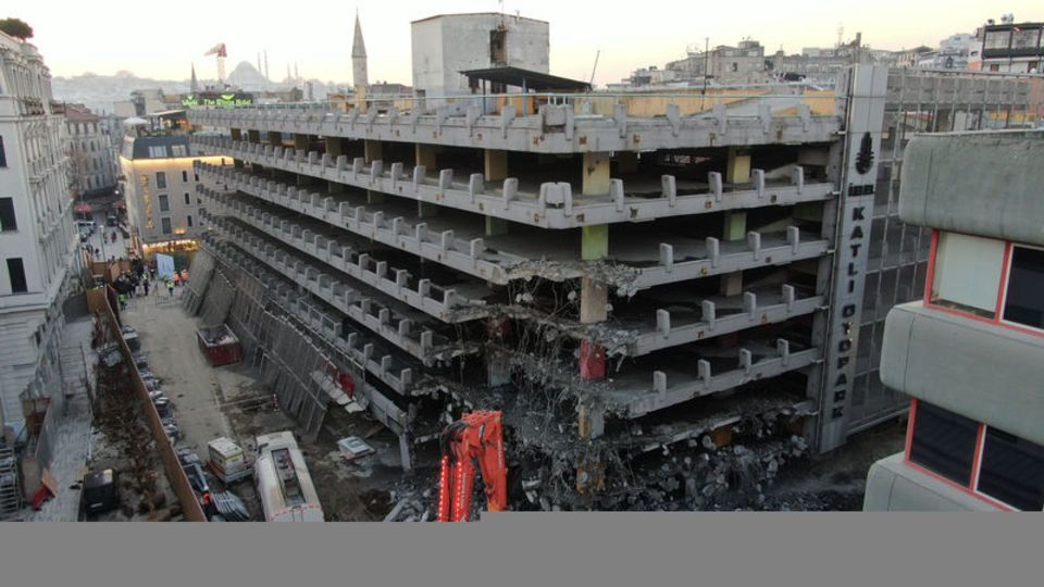 46 yıllık Karaköy Katlı Otoparkı'nda yıkım başladı
