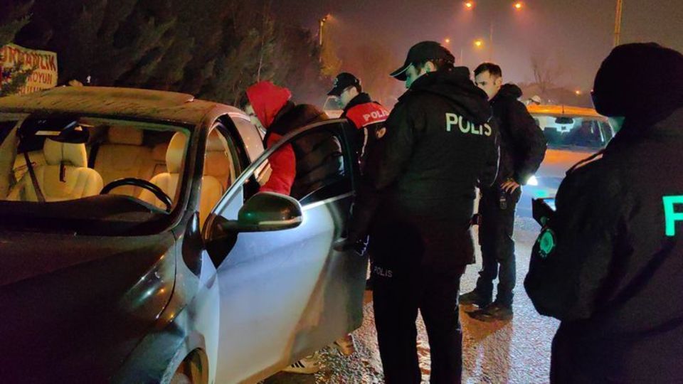 Ehliyetsiz sürücü "Ekmek almaya gidiyorduk" dedi, cezadan kaçamadı