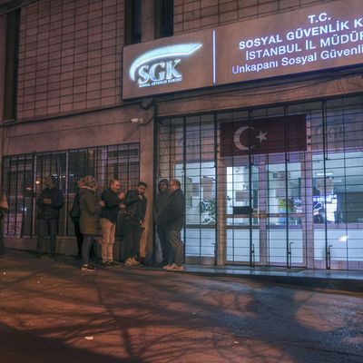 EYT için gece kuyruğa girdiler! Çay demleyip sabahladılar!