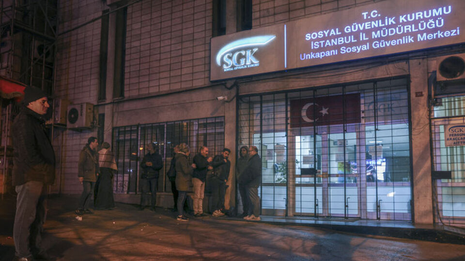 EYT için gece kuyruğa girdiler! Çay demleyip sabahladılar!