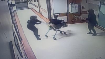 Pes dedirttiler! Yoğun bakım ünitesi önünde...