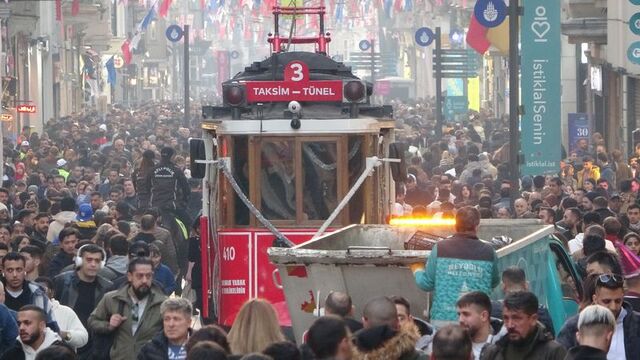 İstiklal Caddesi'nde yılbaşı yoğunluğu
