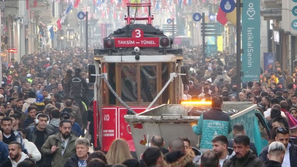İstiklal Caddesi'nde yılbaşı yoğunluğu