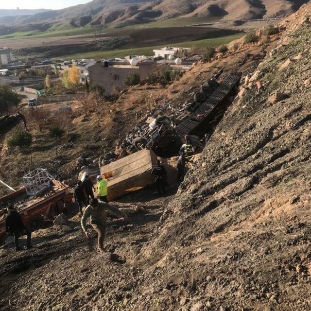 TIR şarampole yuvarlandı
