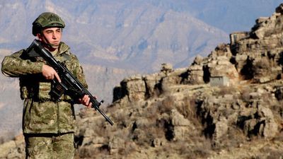 Yeni yılı elleri tetikte karşıladı