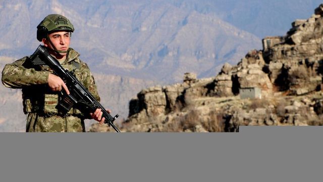 Yeni yılı elleri tetikte karşıladı