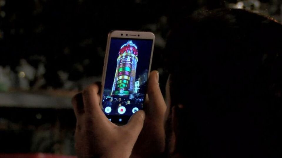 Gören telefona sarıldı