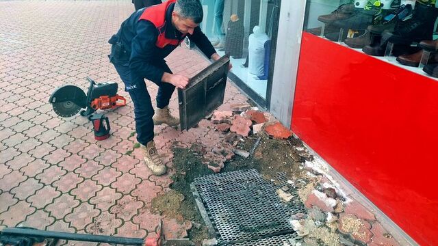Karabük'te mazgal boşluğuna düşen yavru kedi kurtarıldı