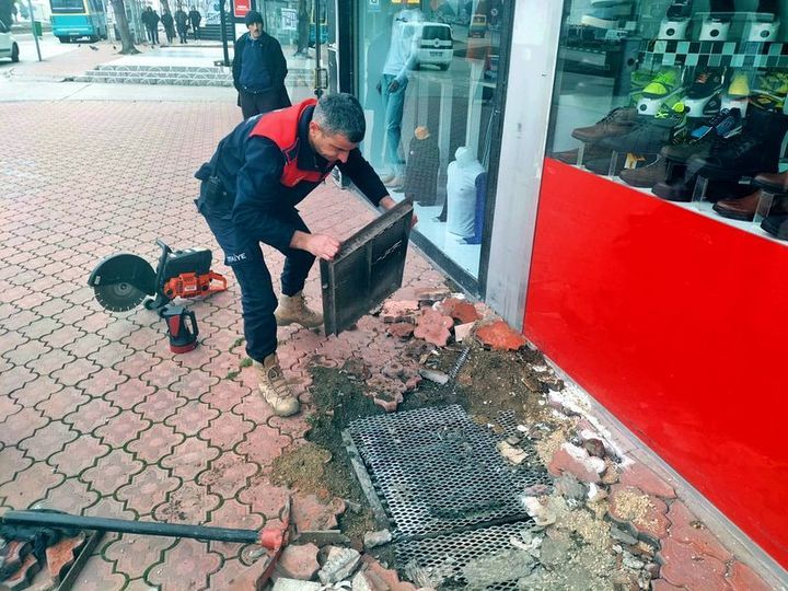 Karabük'te mazgal boşluğuna düşen yavru kedi kurtarıldı
