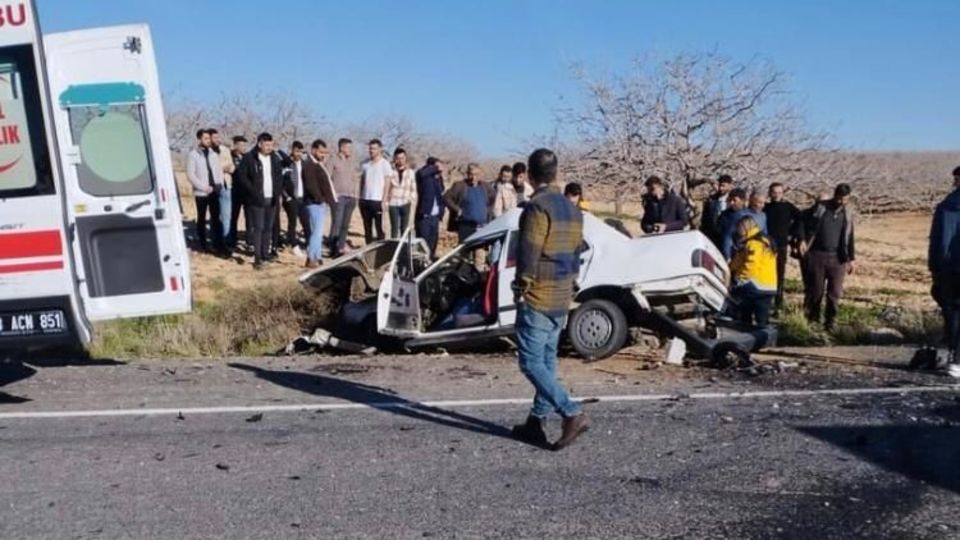 İki otomobil çarpıştı! Kazada bir aile öldü