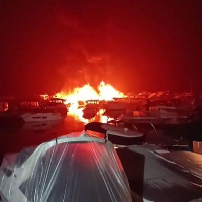 Kadıköy sahilde yanan 6 tekne kullanılamaz hale geldi