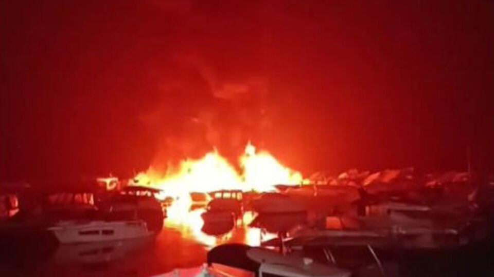 Kadıköy sahilde yanan 6 tekne kullanılamaz hale geldi