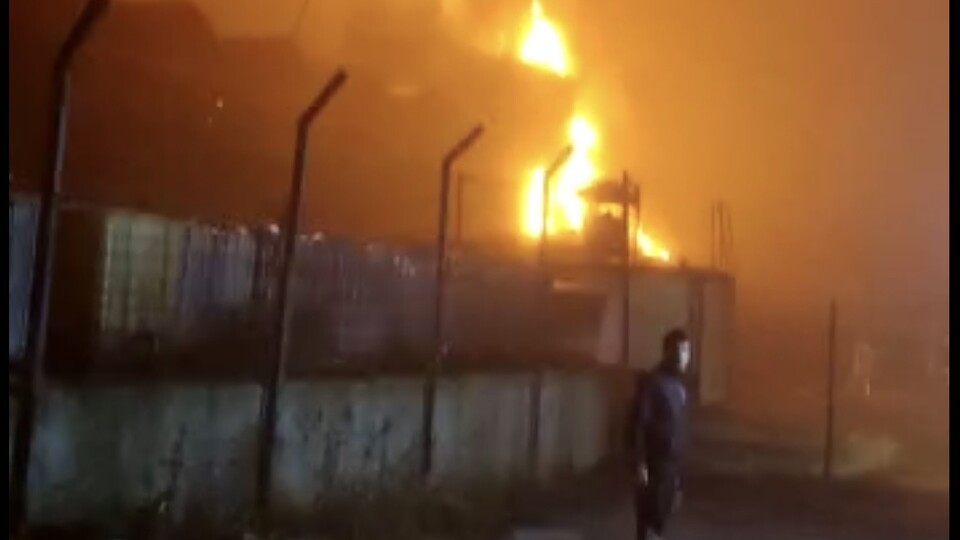 Bursa'da zift deposu alevlere teslim!