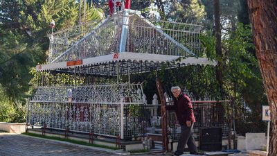 Eşine 'türbe' gibi mezar yaptı