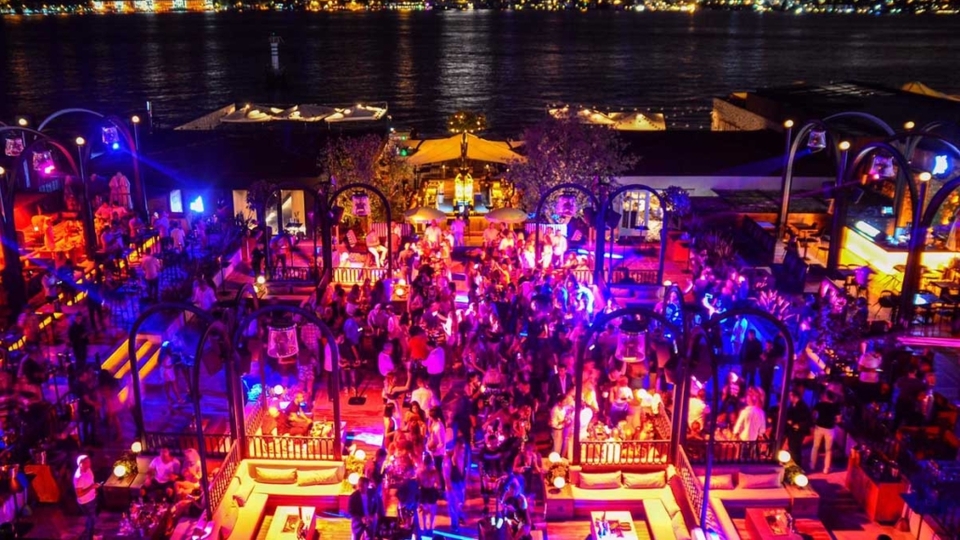 Konser ve festivallere müzik düzenlemesi