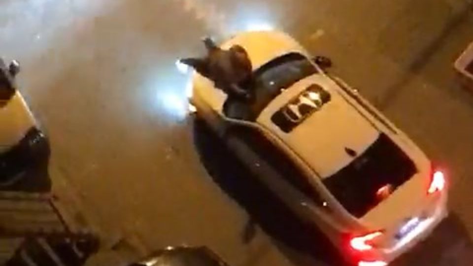 Kendisini polise şikayet eden kişiyi kaputta sürükledi!