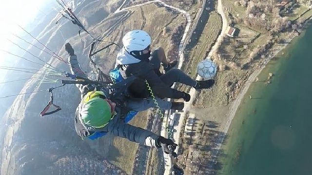Yamaç paraşütü yaparken havada top sektirdi