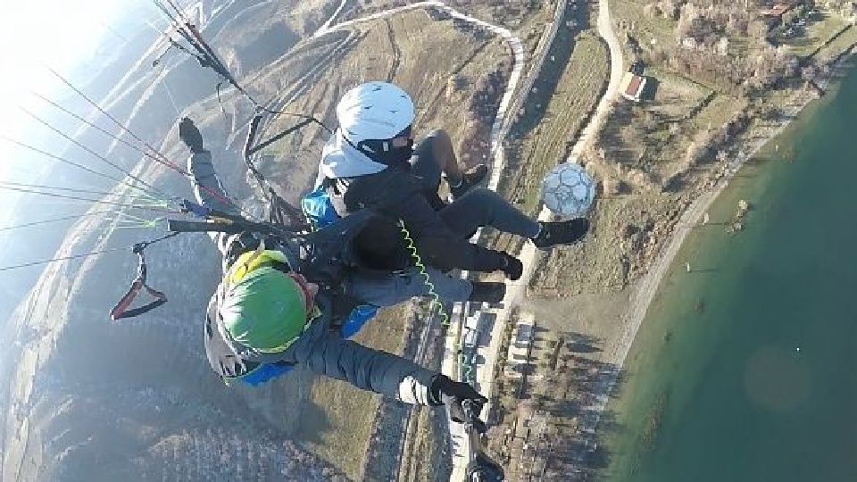Yamaç paraşütü yaparken havada top sektirdi